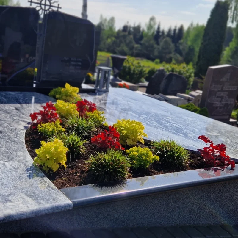 Prižiūrėta kapavietė su gyvomis gėlėmis, pristatoma Eram Service svetainėje