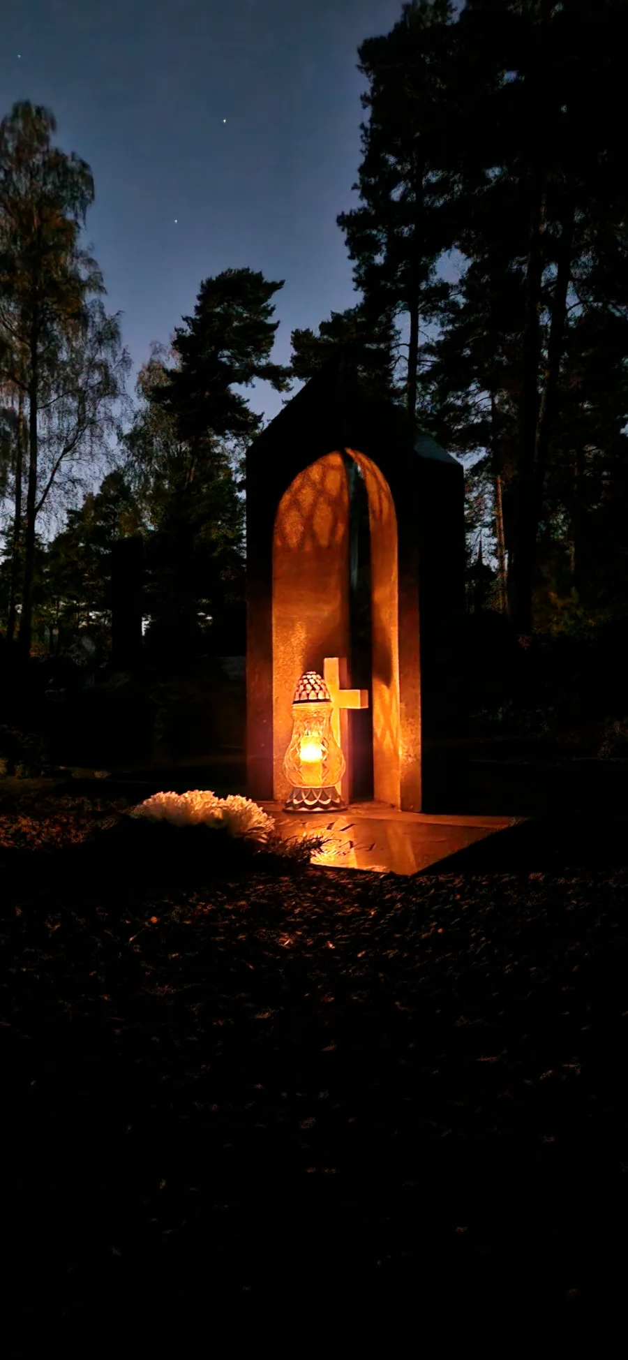 Vėlinių Kapų Sutvarkymo Paslauga Su Galimybe Užsisakyti žvakes Vainiką Ar Gėlių Kompoziciją